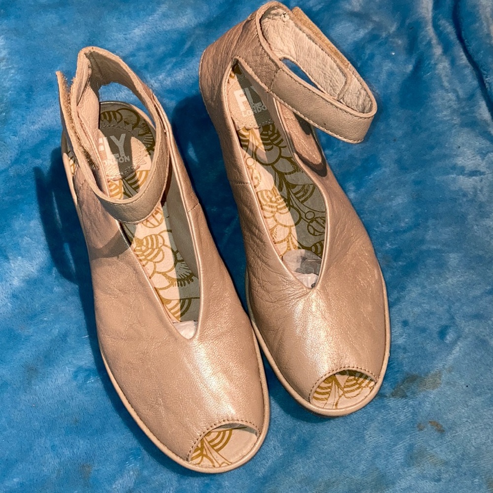 Fly London shiny cream colored leather wedges W 38